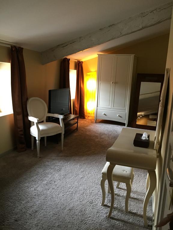 Au Lavoir Colombiers  Room photo